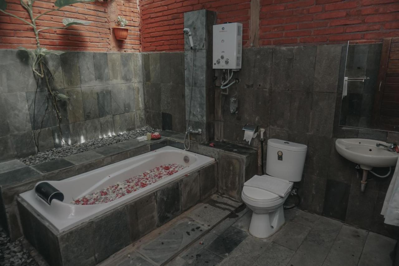 Cempaka Borobudur Guest House Magelang Buitenkant foto