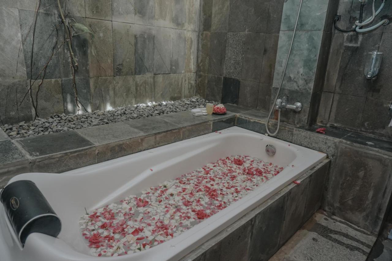 Cempaka Borobudur Guest House Magelang Buitenkant foto
